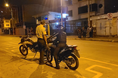 Referencial. Dos policías vigilan en un sector de la capital azuaya.