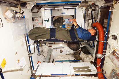 El astronauta de la Agencia Espacial Europea Paolo Nespoli en su saco de dormir a bordo de la Estación Espacial Internacional.