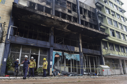 La fachada de una pensión tras sufrir un incendio este viernes en Porto Alegre (Brasil).