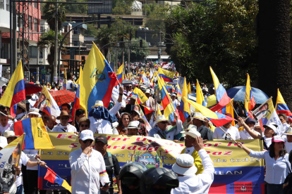 La marcha de apoyo a la fiscal Diana Salazar se inició en la Plaza Indoamérica y llegó hasta el edificio de la Fiscalía.