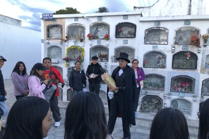 El panteonero es uno de los personajes que participa en el recorrido. Tanto jóvenes como adultos acuden a estos sitios para conocimiento cultural.