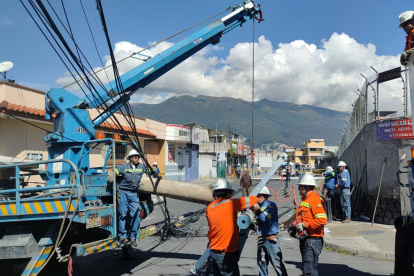 Cambio. Personal de la EEQ reemplazó los postes caídos.