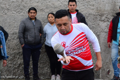 "Desafío del Trompo" consiste en hacer bailar un trompo muy grande, que va golpeando y haciéndolo circular por toda la periferia de la ciudad