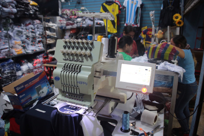 Local. Uno de los negocios en el centro de Guayaquil que hace uniforme, estampa y borda las prendas.