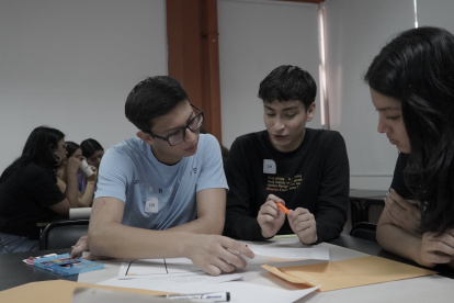 Trabajo. Los estudiantes se agrupan para revisar las nuevas tendencias de consumidores en redes sociales.