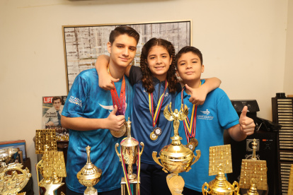 Gustavo (i), Isabella y Juan Martín han ganado medallas en múltiples torneos nacionales