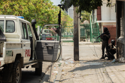 Puerto Príncipe. Agentes de la Policía Nacional Haitiana (PNH) enfrentan a bandidos esta capital.