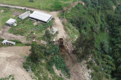Una persona fue sancionada por depositar escombros en una quebrada de Pifo