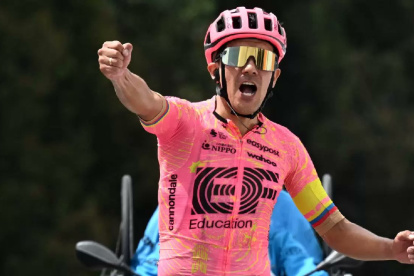 Richard Carapaz logró imponerse en la etapa 4 del Tour de Romandía