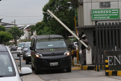 Situación. Cuando no hay energía 
eléctrica, los guardias de las garitas manualmente alzan y bajan las plumas para dar el ingreso a los vehículos.