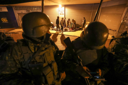 Foto de archivo en la que militares ecuatorianos realizan un operativo de control de armas y respetar el toque de queda por las calles de Quito.