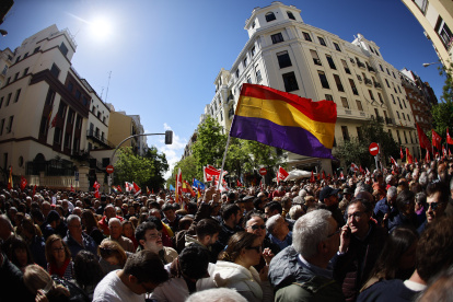 MADRID, 27/04/2024.- Simpatizantes del PSOE se concentran en los alrededores de la sede socialista de Ferraz para mostrar su apoyo al presidente del Gobierno, Pedro Sánchez, en el marco de la celebración de un Comité Federal del partido, este sábado en Madrid. EFE/Rodrigo Jiménez