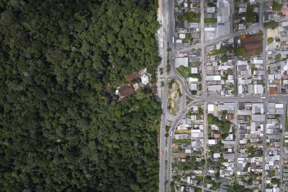 AME827. MANAUS (BRASIL), 27/04/2024.- Fotografía aérea tomada con un dron que muestra la división entre la selva amazónica y la ciudad frente al Museo Amazonas, el 22 de abril de 2024, en la ciudad de Manaos (Brasil).Un museo de la ciudad brasileña de Manaos le ofrece al visitante una completa inmersión en la Amazonía, al permitirle ver, oler, sentir y hasta abrazar parte de la enorme biodiversidad de la mayor selva tropical del mundo. Se trata del Museo de la Amazonía (MUSA), un jardín botánico de 100 hectáreas ubicado dentro de la reserva forestal Adolpho Ducke, uno de los santuarios ambientales más importantes de Brasil y que limita con el casco urbano de Manaos, la mayor ciudad amazónica. EFE/ Isaac Fontana