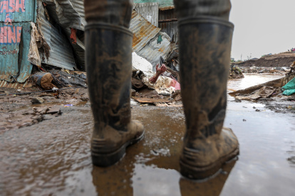 Nairobi (Kenya), 27/04/2024.- People gather around the body of a man which was discovered as the flooded Gitathuru River receeded three days after heavy rainfall broke its banks damaging the surrounding neighborhoods, in Mathare, Nairobi, Kenya, 27 April 2024. According to the Kenya Red Cross Society, the flooding left at least 75 dead as more bodies continue to be discovered, and more than 100,000 people have been affected by the March-May rains that continue to rise, including over 40,000 people displaced. Kenya"s meteorological department predicts more heavy rainfall as floods continue to destroy properties in various parts of the country. (Inundaciones, Kenia) EFE/EPA/Daniel Irungu ATTENTION: GRAPHIC CONTENT