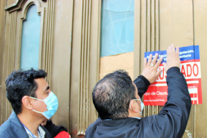 Medida.- Técnicos de ARCSA clausuran un supermercado en Loja, por falta de higiene.