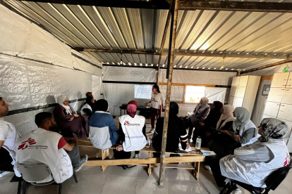 El equipo de MSF conversa con un padre y su hijo (tiene una pierna lastimada), en el establecimiento de MSF en Al Mawasi, Franja de Gaza.