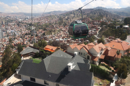 Con tres bolivianos (0,40 dólares), para los adultos, y por la mitad del precio para niños y ancianos, se pueden recorrer trayectos de hasta 4,5 kilómetros en 16 minutos.