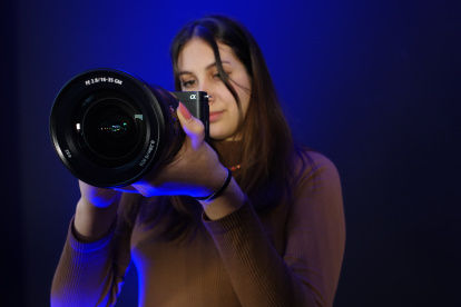 La cámara para vlogs full-frame de lente intercambiable más pequeña y liviana del mundo.