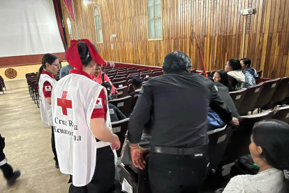 Algunos familiares pernoctaron en el teatro de la Brigada Selva 17 Pastaza. Foto Yadira Illescas