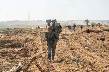 GAZA, 28/04/2024.- El Ejército israelí informó este domingo de nuevos ataques y operaciones en la Franja de Gaza por tierra, mar y aire contra supuestos objetivos del grupo Hamás, tras 205 días de ofensiva militar que han creado una condiciones de vida "atroces" para la población, que sufre escasez de todos los servicios básicos, además de agua y alimentos. EFE/Ejército de Israel -SOLO USO EDITORIAL/SOLO DISPONIBLE PARA ILUSTRAR LA NOTICIA QUE ACOMPAÑA (CRÉDITO OBLIGATORIO)-