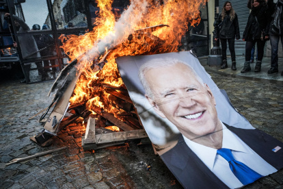 Suceso. El rostro de Joe Biden también fue lanzado a la hoguera.