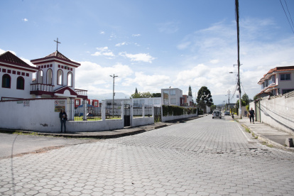 Buena Ventura. En algunas calles del barrio, entre ellas la Manuela Garaicoa, el horario de recorte es distinto al resto del sector. Moradores dicen que sin iluminación, el peligro crece.