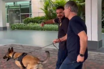 La llegada de Ariel Holan a Guayaquil con su mascota Pocho.