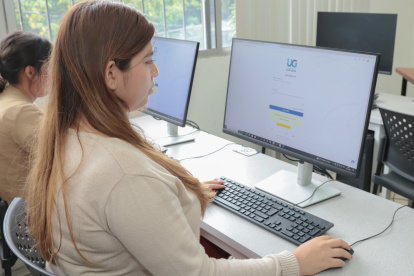 Foto referencial. Estudiantes rinden un examen como parte del proceso de admisión a una universidad pública.