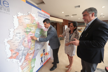 Ejecutivos. Miguel González, actual presidente de CEE, revisa el mapa, acompañado de Gabriela Uquillas y Francisco Jarrín.
