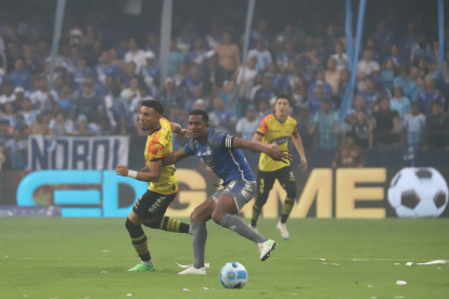 Joao Rojas y Romario Caicedo en una disputa por el balón.