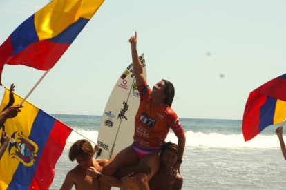 La dedicatoria al cielo de Mimi Barona, recordando a su hermano Israel, tras ganar el torneo nacional de surf.