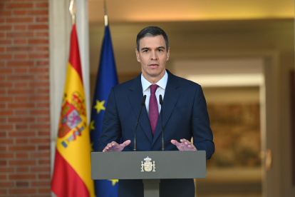 El presidente del Gobierno, Pedro Sánchez, durante su comparecencia institucional en La Moncloa, en la que ha comunicado este lunes que ha decidido seguir al frente del Ejecutivo.