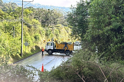 Desde la noche del 28 de abril se registran los deslizamientos de tierra en la vía Intervalles.