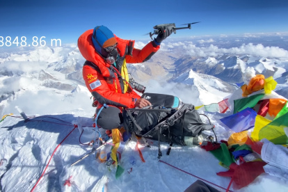 Imagen de un expedicionario que suelta uno de los drones en una campaña al monte Everest reciente.
