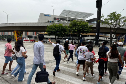 Los ciudadanos tienen complicaciones para transitar las vías durante los apagones.