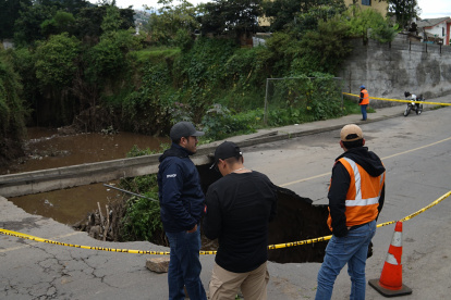 El hueco que tiene al menos 6 metros de diámetro.
