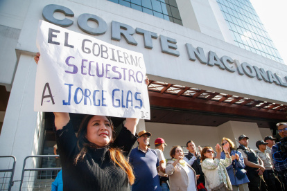 Simpatizantes del exvicepresidente Jorge Glas se manifiestan en los exteriores de la Corte Nacional de Justicia en Quito (Ecuador).