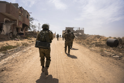 Gaza. Soldados israelíes transitan por un largo camino en la Franja.