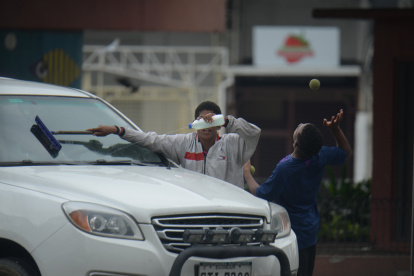 Plaza Dañín. En esta avenida se ha vuelto común ver a los limpiaparabrisas en grupo, siendo sus integrantes en su mayoría niños.