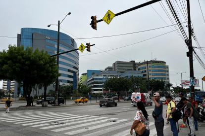 A las personas se les complica cruzar en las avenidas