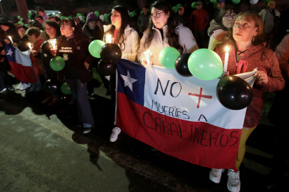 Un grupo de personas se reúne para rendir y homenaje y despedir a los tres policías asesinados tras un ataque el sábado en la región, en la región del Bío Bío (Chile).