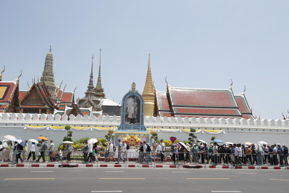 Un grupo de turistas se protege del sol en el Gran Palacio de Bangkok en medio de la fuerte ola de calor que golpea Tailandia y el sureste de Asia.