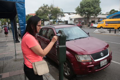 1. Reclamo. Las personas no confían en los parquímetros. Se ha detectado que algunos artefactos ubicados en Urdesa están defectuosos.