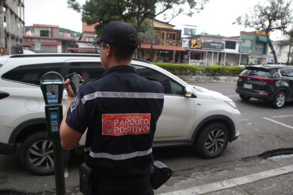 2. Autoridad. Los uniformados merodean las vías verificando que los conductores hayan pagado el valor del parqueo. Ellos no se encargan de la seguridad.