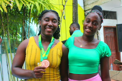Belsy Quiñónez (i) es el orgullo de San Lorenzo. Regresó a su ciudad natal con las medallas alcanzadas en Bolivia.