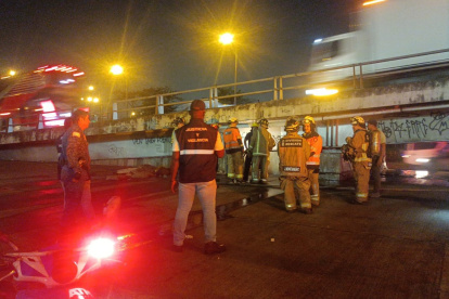 Bomberos acudieron al sitio.