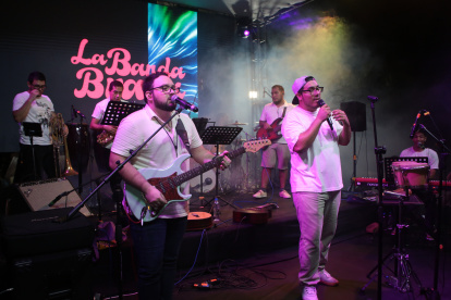 La Banda Brava sobre el escenario.