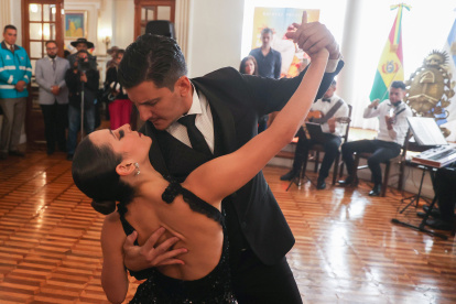 Una pareja baila tango en la Embajada de Argentina en Bolivia durante el anuncio en La Paz del segundo "Encuentro entre Culturas"