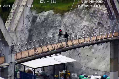 Cámara del ECU 911 captó el momento en que una persona estaba sobre el puente del parque Cumandá