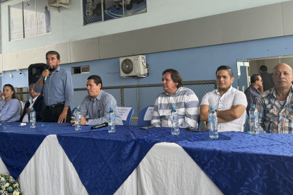 os dirigentes de diez modalidades del transporte del país durante una reunión en  Manta, Manabi, para analizar los problemas que enfrentan, este martes 30 de abril.